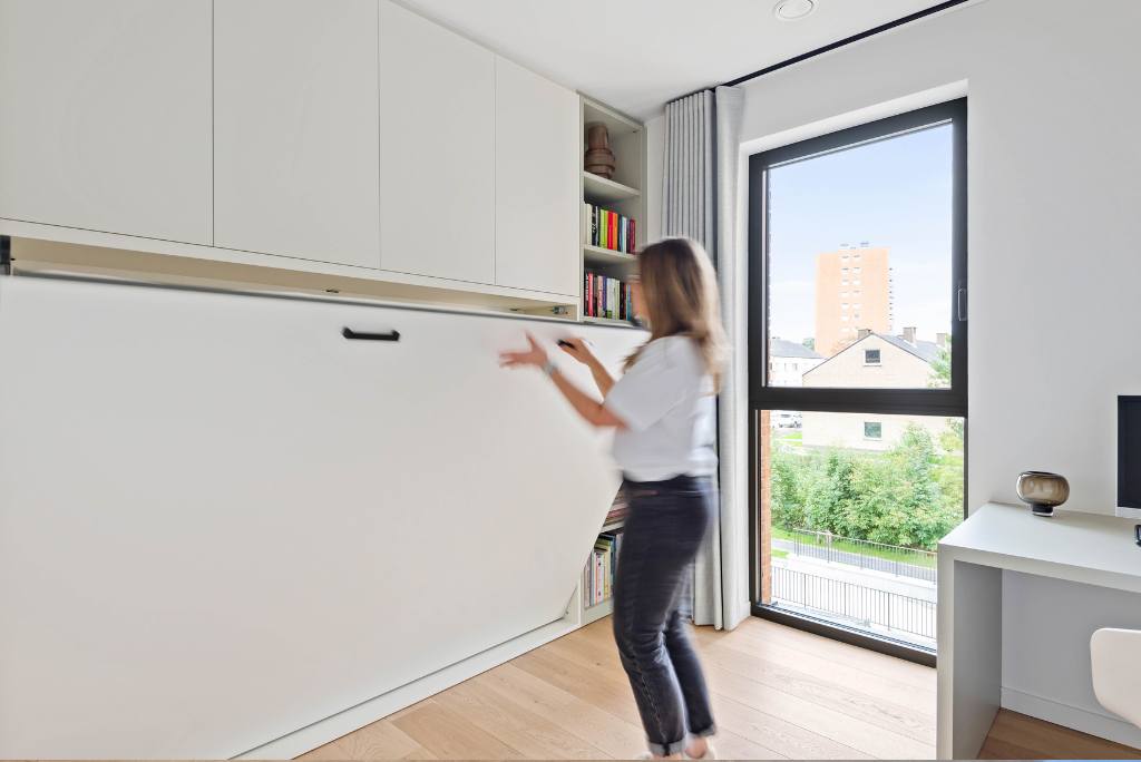 Vrouw opent met gemak horizontaal opklapbed